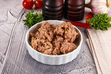 Canned tuna preserve for salad
