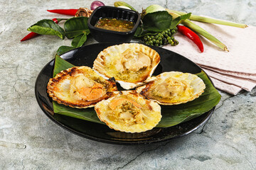 Griiled scallops in shell with cheese