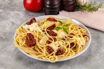 Italian spaghetti with stracciatella and tomato