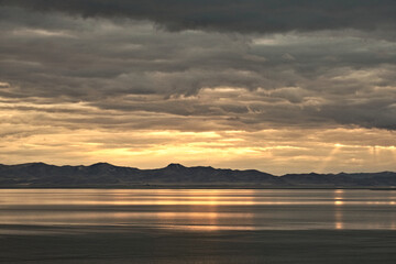 Obraz premium Sunset Over the Lake