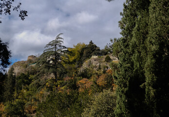 A breathtakingly picturesque view of a stunning mountainous landscape adorned with vibrant autumn foliage