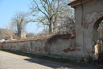 stary mur brama portal zniszczone przejście zagroda © Miroslaw