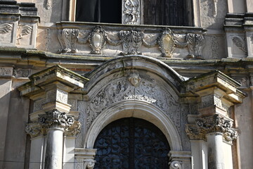 religijne płaskorzeźby rzeźby herby święci apostołowie