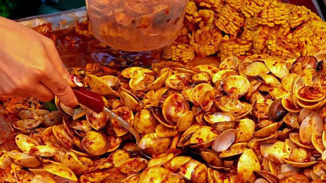 Stir fried clams with chili paste.