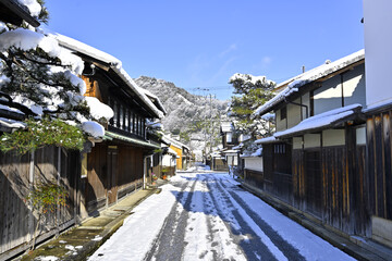 雪の積もった近江商人の町並み