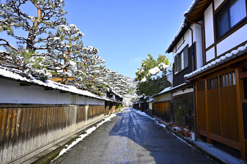 雪の積もった近江商人の町並み