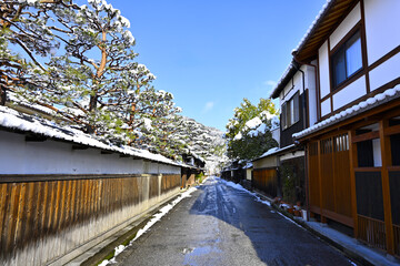 雪の積もった近江商人の町並み
