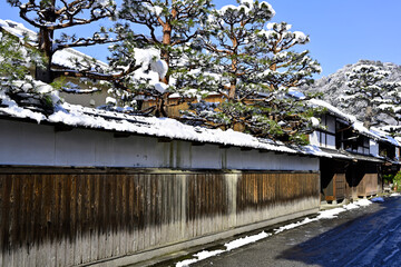 雪の積もった近江商人の町並み
