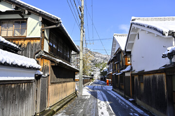 雪の積もった近江商人の町並み