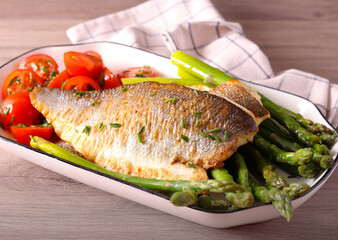 Sea bass fillet with asparagus and tomato