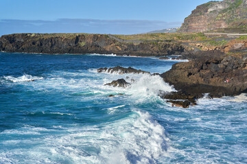 Obraz premium Rocky coastline with crashing waves........