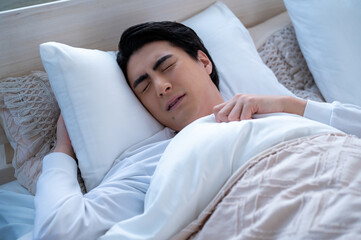 うなされる日本人男性