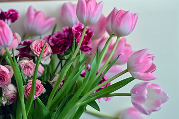 Obraz premium a bouquet of colorful roses and tulips