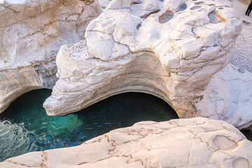 Felsenformation mit Wasserbecken Naturgeformte Pools im Wadi Bani Khalid, Oman