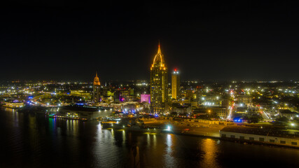 Obraz premium Downtown Mobile, Alabama waterfront at night
