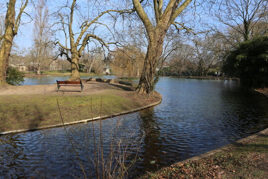 Petite rivi&egrave;re dans la ville-parc du Vesinet et promenade