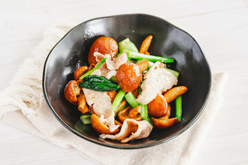 鳥海なめこと小松菜と豚肉のバター炒め