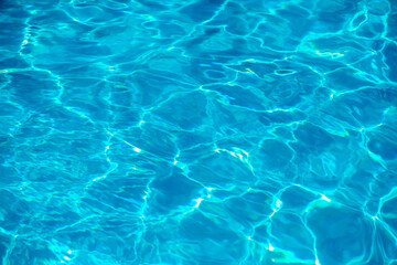 Obraz premium sun glare in the water, water abstract background, clear blue water