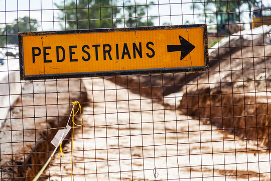 Pedestrians arrow sign at worksite