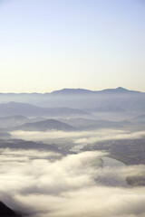 Fototapeta premium 兵庫県・豊岡市円山川、日本海の朝霧