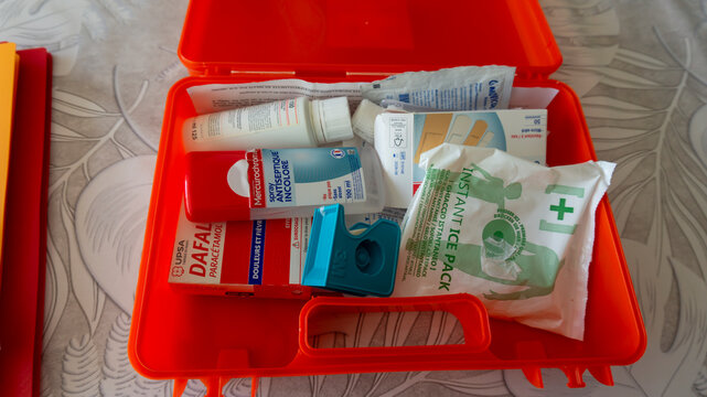 boite pour premiers soins, trousse de secours, avec pansements, compresses et antiseptiques
