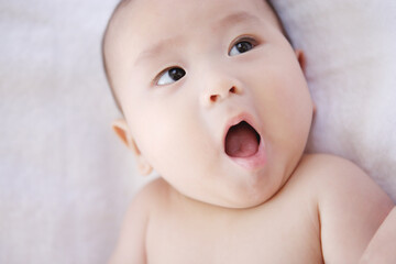 機嫌のいい元気な赤ちゃん