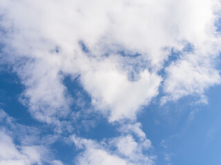 春の青空と白い雲02