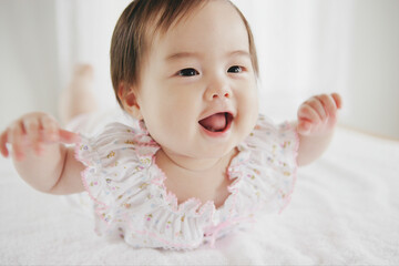 海老反りしてはしゃぐ女の子の赤ちゃん　7ヶ月