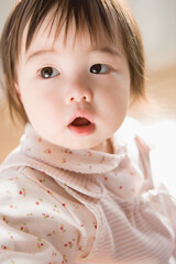 振り返る女の子の赤ちゃん　11ヶ月