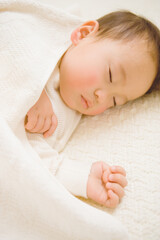 オーガニックコットンに包まれた生後16ヶ月の男の子