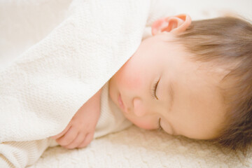 オーガニックコットンに包まれた生後16ヶ月の男の子