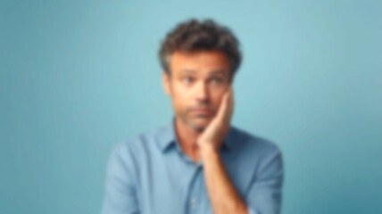 Obraz premium Blurred background portraying a pensive individual, enhanced by a light blue backdrop inspiring mindfulness and creativity