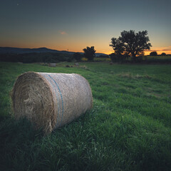 Botte de foin au cr&eacute;puscule