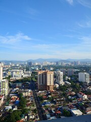 Obraz premium A sprawling cityscape, veiled in a cloudy sky, reveals a mix of modern and traditional architecture.