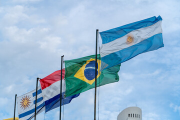 Grupo de banderas ondeando al viento: Argentina, Brasil, Paraguay y Uruguay. Convención del Mercosur