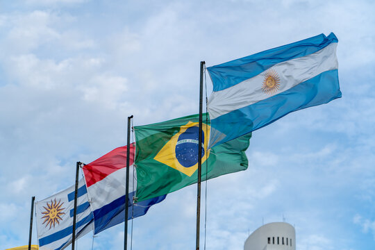 Grupo de banderas ondeando al viento: Argentina, Brasil, Paraguay y Uruguay. Convenci&oacute;n del Mercosur