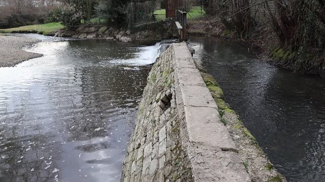 &eacute;coulement d'eau &agrave; travers une structure en pierre ancienne