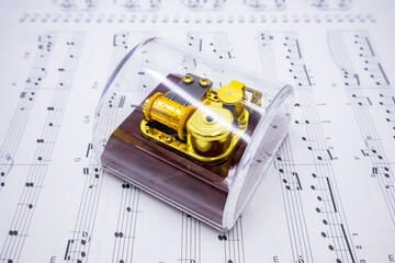 음표가 그려져있는 음악책과 소품(꽃, 식물), 아름다운 음악