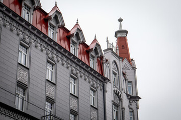 Obraz premium Ornate Building Roof with Red Tiles and Decorative Architectural Elements