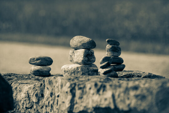 kamienie ułożone na stosie