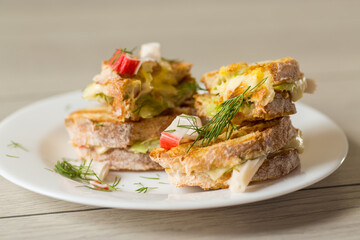 Crispy sandwiches with cheese and herbs