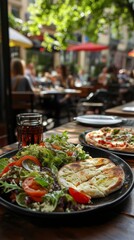 Obraz premium Fresh salad adorned with ripe tomatoes and grilled flatbread sits on a rustic table under vibrant umbrellas, creating a perfect outdoor dining atmosphere filled with laughter
