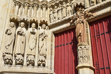 Statues du portail sud de la cathédrale à Amiens. France