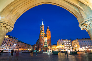 Naklejka premium St. Mary's Basilica on the Krakow Main Square during the blue hour, Poland