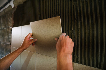 Laying ceramic tiles on the wall