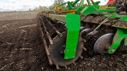Versatile cultivator with disk, cultivate, harrow tools for secondary tillage © SGr