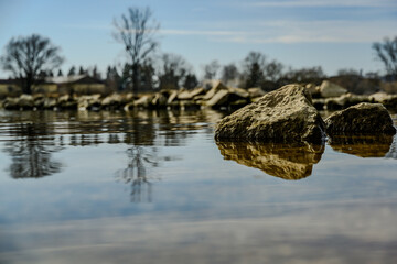 Ein Frühlingstag am Ufer der niederbayerischen Donau