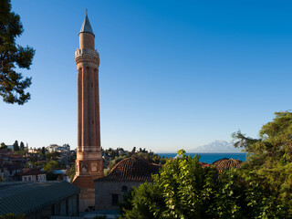 Obraz premium Awesome view of the historical Yivli Minaret Mosque (Turkish: Alaaddin Mosque) in Kaleici. The symbolic buildings of Antalya in Kaleici. Turkey country 