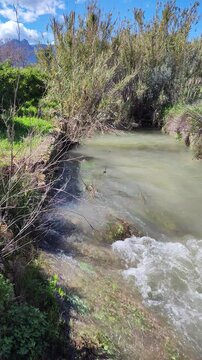 Afluente del r&iacute;o Girona. Barranco la Bolata. Espa&ntilde;a. Comunidad Valenciana. Arroyo. Riachuelo. Corriente natural de agua. 