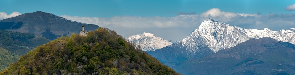 Eremo di San Zeno con vista sulle Alpi e prealpi Lombarde. con vista sul lago di como-